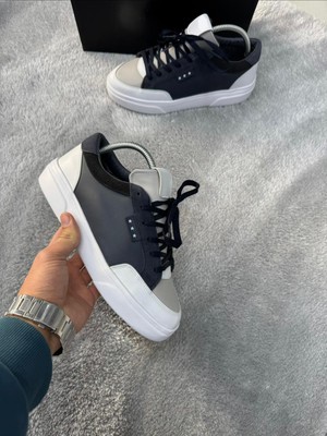  günlük kullanıma uygun şık erkek sneaker