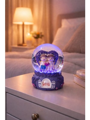 Biton Toptan Mor Love Sevgililer Temalı LED Işıklı Kar Küresi 9 cm – Romantik & Anlamlı Sevgili Hediyesi