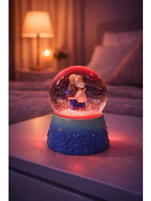 Deco Elit Sarılan Sevgililer Temalı LED Işıklı Kar Küresi 9 cm – Romantik & Anlamlı Sevgili Hediyesi