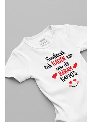 Overoz Sevilecek Tek Kadın Var Onu Da Babam Kapmış Baskılı Beyaz Bebek Body Zıbın 5144