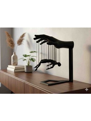 Dekoratif Siyah El ve Asılı Adam Figürü