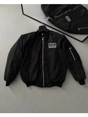 Beta Moda Hub Siyah Bomber Mont – Fermuarlı, Cepli, Kapitone Astarlı, Göğüs Baskılı