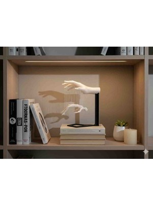 Dekoratif Beyaz El ve Asılı Adam Figürü Biblo