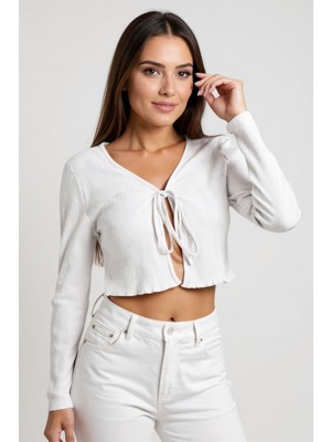 No 35 Moda Kadın Beyaz Uzun Kollu Önden Bağlama Detaylı Crop Top Bluz – Şık, Rahat ve Kolay Kombinlenebilir