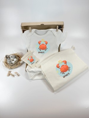 Kidilia Yengeç Burcu Tasarımlı %100 Pamuklu Kısa Kollu Bebek Body ve Ham Keseli Hediye Seti