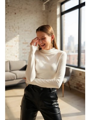 No 35 Moda Kadın Beyaz Parmak Detaylı Esnek Uzun Kollu Body