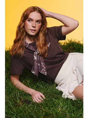 Quzu Fularlı Yazı Nakışlı Oversize Tişört Kahverengi