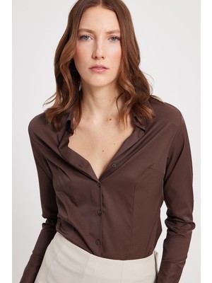 Tudors Kadın Slim Fit Dar Kesim Pensli Vucüda Oturan Klasik Yaka Uzun Kollu Likralı Kahverengi Gömlek