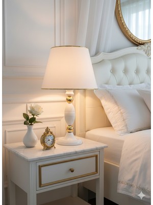 Decodelight Beyaz Gold Dekoratif Metal Ayaklı Beyaz ve Krem Gold Şeritli Hasır Açık Kahve Kumaş Şapkalı Abajur