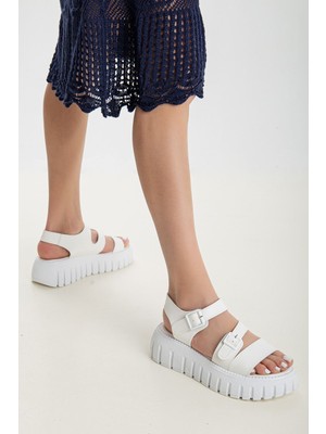 Miss Zülüf Kadın Beyaz Sandalet Suni Deri Malzeme ile Konforlu ve Şık Tasarım