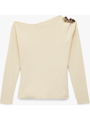 Koton x Melis Ağazat - Broş Detaylı Uzun Kollu Kayık Yaka Triko Kazak