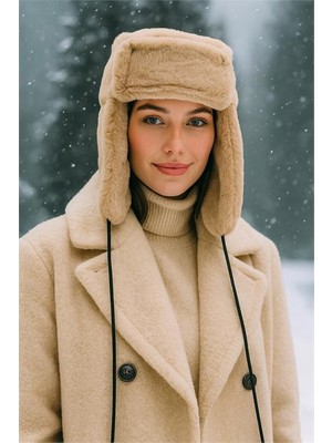 Neşeli Butik Kadın Kulaklıklı Ponpon Ipli Suni Kürk Kar Şapkası NBAKS003