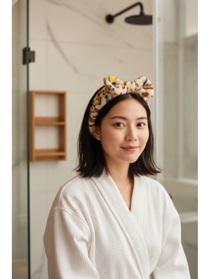 Leopar Desenli ve Renkli Fiyonklu Peluş Saç Bandı - Yumuşak Dokulu Makyaj ve Cilt Bakımı Bandanası