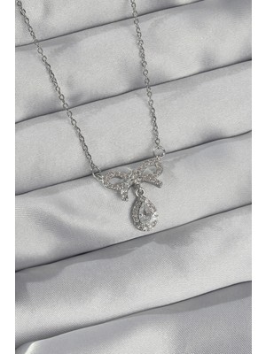 MiraLive 316L Çelik Gümüş Renk Zirkon Taşlı Fiyonk Detay Damla Kolye - TJ-BKO8922