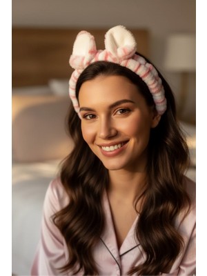 Pembe Beyaz Çizgili Kulaklı Peluş Saç Bandı - Yumuşak Dokulu Makyaj ve Cilt Bakımı Bandanası