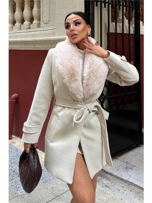 Neşeli Butik Kadın Cep Detaylı Kuşaklı Yaka Kürklü Kısa Kaşe Kaban NBSTR1019