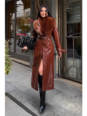 Neşeli Butik Kadın Croco Deri Yaka Çıkarılabilir Kürk Detaylı Kemerli Tam Boy Kaban NBSTR1040