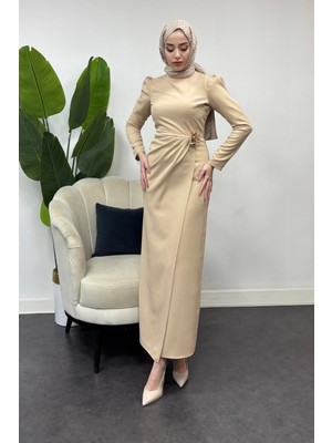 Tesettür Diyarı Zümre Model Krep Kumaş Gül Detaylı Elbise-Krem