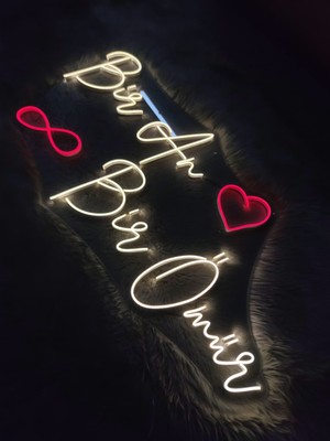 Dekoraven Bir An Bir Ömür Yazılı Neon LED Tabela | Kalp Detaylı Dekoratif Işıklı Duvar YAZISI(80X40CM)