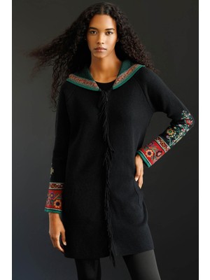 Desen Triko Kadın Kapüşonlu Kilim Jakarlı Püsküllü Yün Kaban Siyah