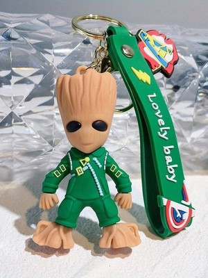 Baby Groot Anahtarlık–marvel Temalı Film Karakteri Tasarımlı, Kauçuk Malzemeli, Yeşil Tulumlu Groot