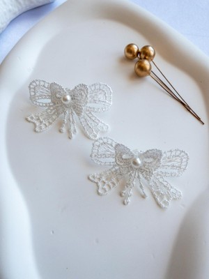 Efna Store Dantel Işlemeli Çift Fiyonk Sallantılı Ortası Inci Figürlü 2 Li Beyaz Renk Pens Toka(5 Cm-4,5 Cm)