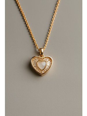 Çelik Kalp Tasarım Merkezli Işıltılı Kadın Kolye – Zarif ve Şık Kalp Kolye, Parlak Taş Detaylı