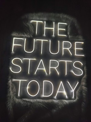 Dekoraven The Future Starts Today Yazılı Neon LED Tabela | Spor Salonu ve Fitness Için Motivasyon