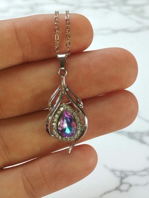 Zarif Damla Taşlı Kolye – Işıltılı Taşlı Gümüş Renk Zincirli Kadın Kolye | Şık ve Modern Takı Modeli