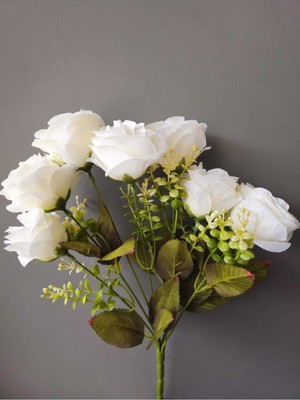 PremiumPort 7 Kafalı Şimşirli Beyaz Gül Buketi, Zarif Dekorasyon ve Aranjman