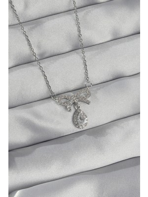 İlkyaz Fashion 316L Çelik Gümüş Renk Zirkon Taşlı Fiyonk Detay Damla Kolye ILKYAZB-RSBJTR34