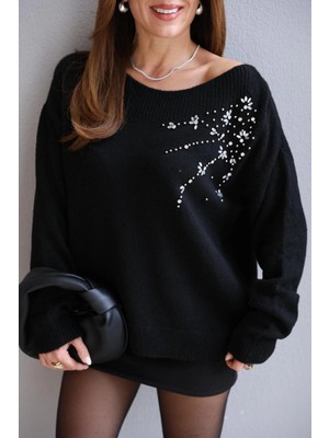 Purple By Banu Siyah Kayık Yaka Taşlı Kazak