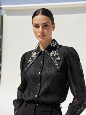 Rabiossa Kadın Kristal Taş Işlemeli Geniş Yaka Siyah Dantel Desen Gömlek