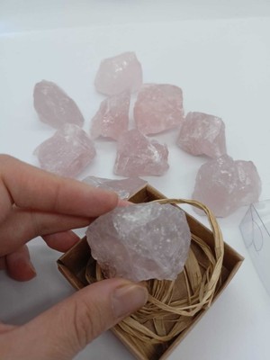 PremiumPort Pembe Kuvars Taşı Biblo, Doğal Taş Dekor, 40-60 Gr, Şık ve Zarif Parça