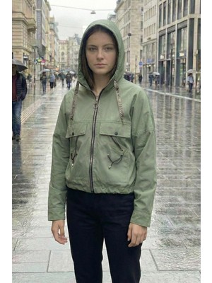 Asist 10023 Cep Detaylı Kapüşonlu Kadın Kısa Yağmurluk Yeşil