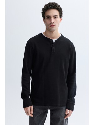 Düğmeli Henley Yaka Uzun Kollu T-Shırt