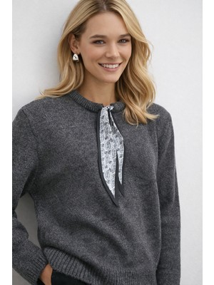 Modeva Global Fularlı Mini Triko Bluz Desensli Bağcık Detaylı Şik Rahat Kesim ve Ggünlük Kullanıma Uygun.