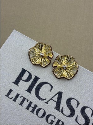 Hedef Bijuteri Dalgalı Yapraklı Asimetrik Çiçek Formluzirkon Taşlı Kahverengi Detaylı Gold Tasarım Küpe