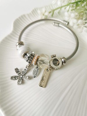 Halley Concept Çelik Beyaz Boncuklu Çiçekli Model Charm Bileklik