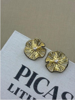 Hedef Bijuteri Dalgalı Yapraklı Asimetrik Çiçek Formlu Zirkon Taşlı Siyah Detaylı Gold Tasarım Küpe