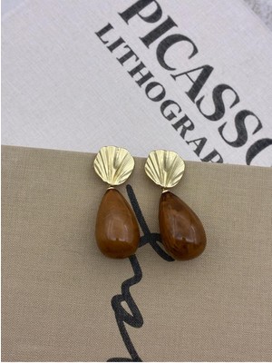 Hedef Bijuteri Damla Model Kahverengi Gold Deniz Kabuğu Detaylı Sallantılı Kemik Reçine Tasarım Küpe