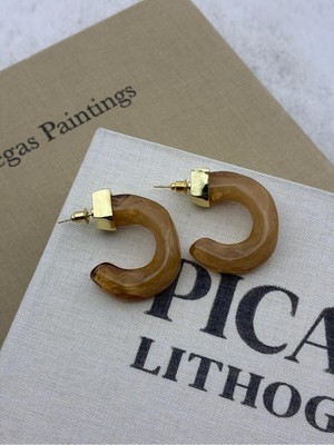 Hedef Bijuteri Karamel Renk Yarım Halka Asimetrik Gold Detaylı Kemik Reçine Tasarım Küpe