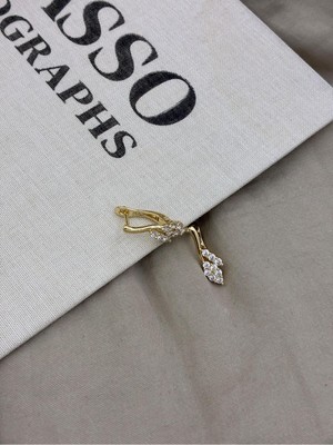 Hedef Bijuteri Gold Renk Zirkon Taşlı Asimetrik Yaprak Detaylı Küpe CM125