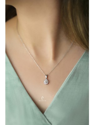 By Barun Damla Model 1 Carat Görünümünde Beyaz Taşlı Gümüş Rengi 925 Ayar Pırlanta Model Gümüş Kolye