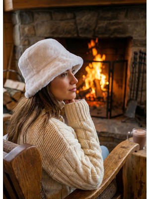 Emybox Kadın Beyaz Peluş Bucket Şapka - Yumuşak Tüylü Kışlık Balıkçı Şapkası - Sıcak Tutan Trend Aksesuar