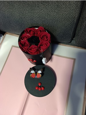 Kadife Ortasında Siyah, Etrafında Kırmızı Güllü Işıklı Kutu Sevgililer Günü Hediyesi