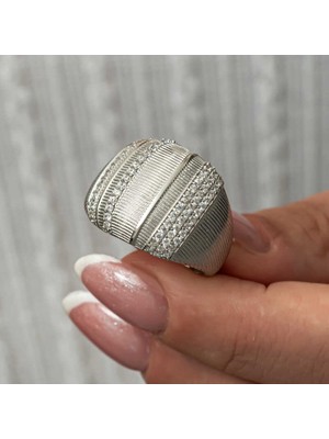 Fumeyabi Gümüş Zirkon Taşlı Kadın Yüzük