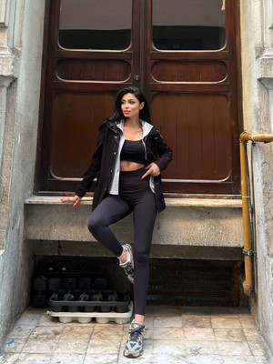 Merlavin Kadın Kapüşonlu Penye Yelekli Cepli Arma Detaylı Gabardin Ceket