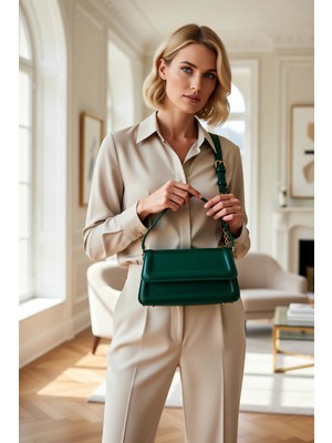 Benerly Kadın Çapraz Askılı Mini Omuz Çantası Kapaklı Düz Desenli Ayarlanabilir Askılı Şehir Modeli