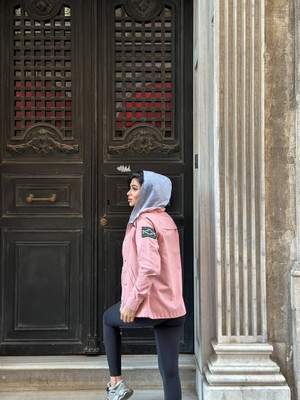 Merlavin Kadın Kapüşonlu Penye Yelekli Cepli Arma Detaylı Gabardin Ceket